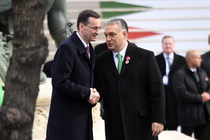AFP/„Scanpix“ nuotr./Mateuszas Morawieckis ir Viktoras Orbanas