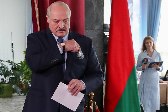 TASS nuotr./Aliaksandras Lukašenka balsuoja