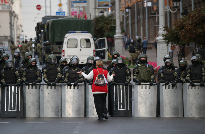 „Scanpix“/ITAR-TASS nuotr./Protestuotoja ir pareigūnai Minske