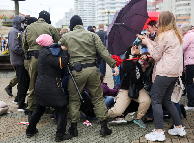 „Reuters“/„Scanpix“ nuotr./Minske sulaikomi protestuotojai