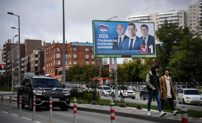 AFP/„Scanpix“ nuotr./„Vieningosios Rusijos“ kandidatų stendas Novosibirske