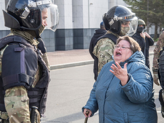 „Scanpix“/AP nuotr./Pareigūnai ir protestuotoja Chabarovske