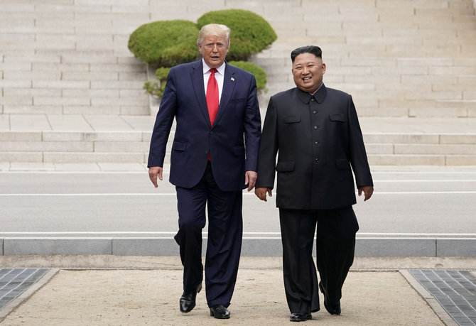 „Reuters“/„Scanpix“ nuotr./Donaldas Trumpas ir Kim Jong Unas