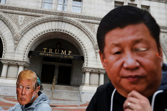 „Reuters“/„Scanpix“ nuotr./Protestuotojai su Donaldo Trumpo ir Xi Jinpingo kaukėmis
