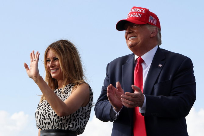 „Reuters“/„Scanpix“ nuotr./Donaldas Trumpas su žmona Melania
