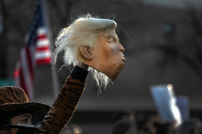 AFP/„Scanpix“ nuotr./Protestuotojai Mičigane reikalauja D.Trumpo pripažinti pralaimėjimą