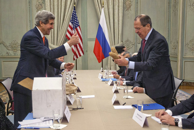 „Scanpix“/AP nuotr./Johnas Kerry Sergejui Lavrovui dovanoja bulves