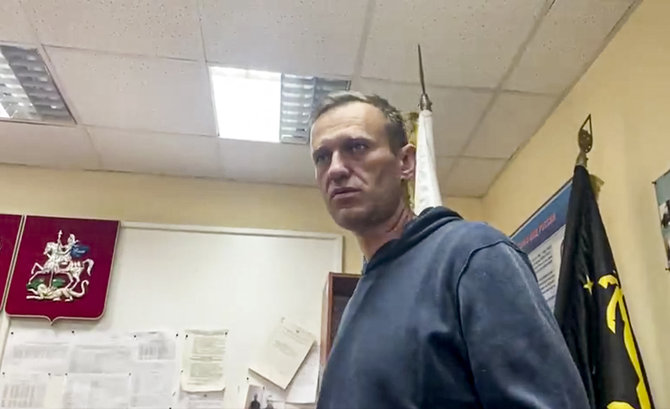 „Scanpix“/AP nuotr./Aleksejus Navalnas teisiamas policijos nuovadoje
