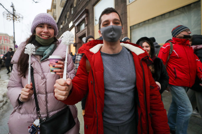 TASS nuotr./Protestuotojai su tualeto šepečiais