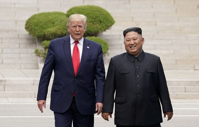 „Reuters“/„Scanpix“ nuotr./Donaldas Trumpas ir Kim Jong Unas