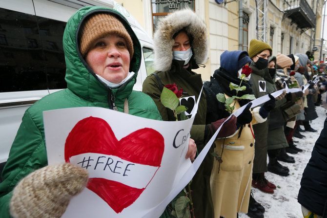 „Scanpix“/AP nuotr./Moterų solidarumo grandinė Maskvoje