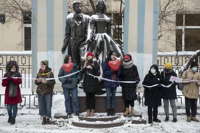 „Scanpix“/AP nuotr./Moterų solidarumo grandinė Maskvoje