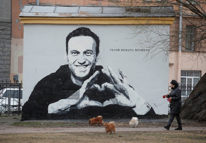 „Reuters“/„Scanpix“ nuotr./Aleksejaus Navalno atvaizdas Sankt Peterburge