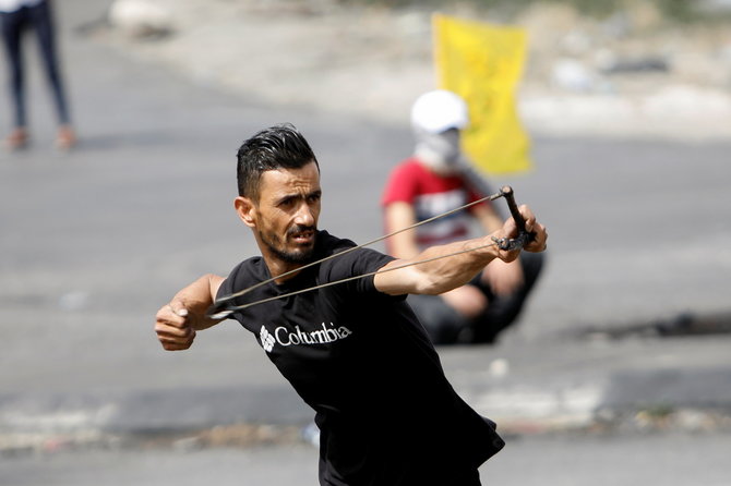 „Reuters“/„Scanpix“ nuotr./Palestiniečių protestuotojai Vakarų Krante