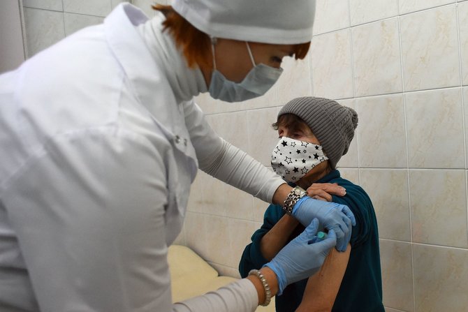 AFP/„Scanpix“ nuotr./Vakcinacija nuo koronaviruso Sankt Peterburge