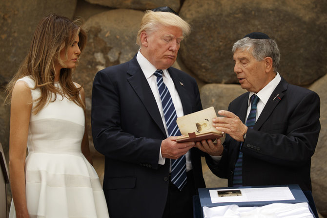 TT NYHETSBYRÅN/Donaldas Trumpas lankėsi „Yad Vashem“ memoriale