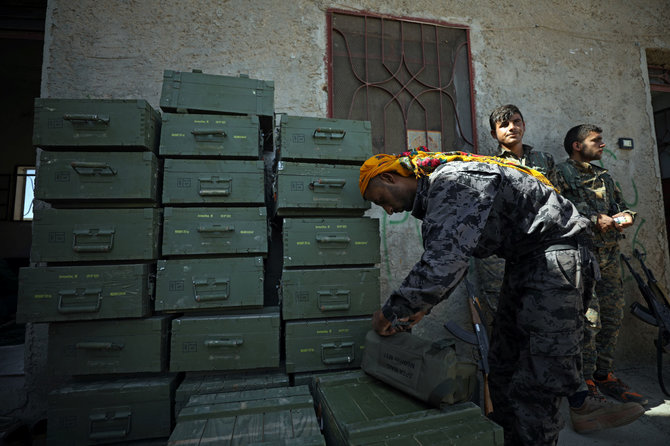 X03675/Sirijos kovotojai iškrauna ginklų dėžes