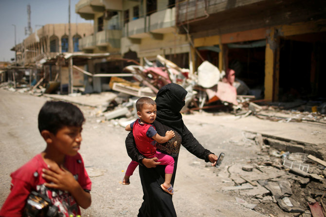 „Reuters“/„Scanpix“ nuotr./Irakiečių šeima sugriautame Mosule