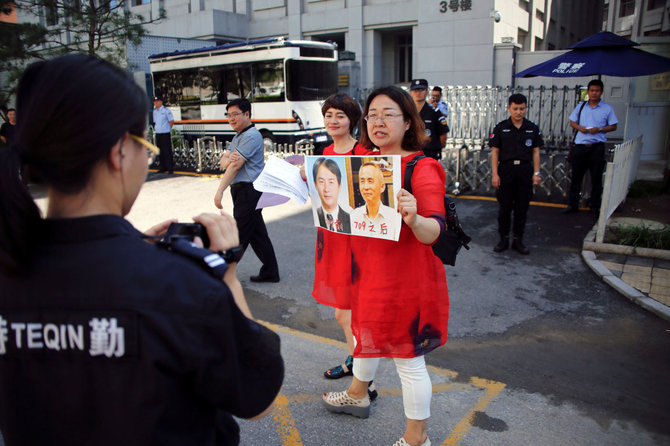 „Reuters“/„Scanpix“ nuotr./Protestuojančios kinų advokatų žmonos 