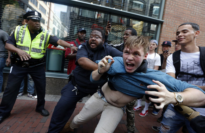 „Scanpix“/AP nuotr./Bostone tūkstančiai žmonių dalyvavo antirasistinėse eitynėse