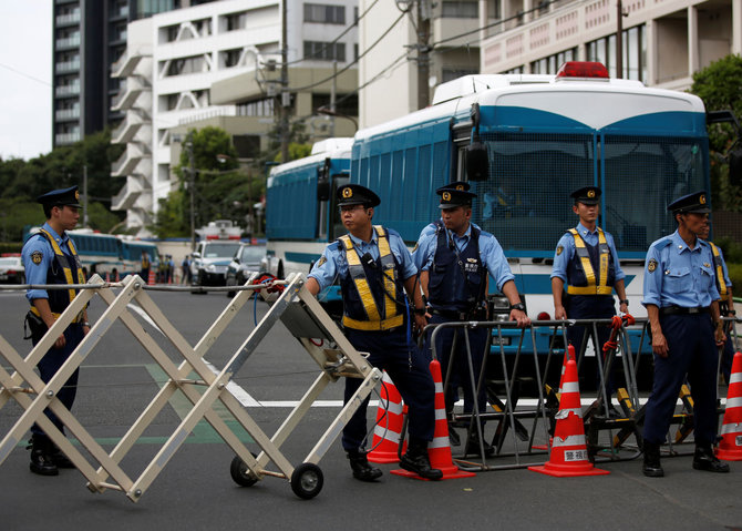 „Reuters“/„Scanpix“ nuotr./Japonijos policininkai 
