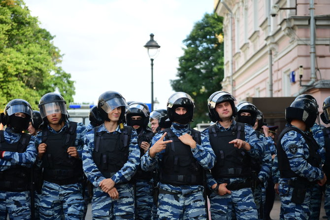 Sputnik/Maskvos pareigūnai stebi musulmonų protestą prie Mianmaro ambasados