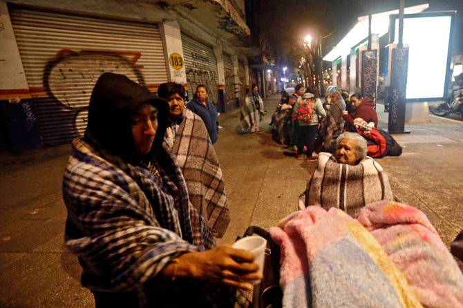 „Reuters“/„Scanpix“ nuotr./Žemės drebėjimo išgąsdinti Meksiko gyventojai būriuojasi gatvėje 