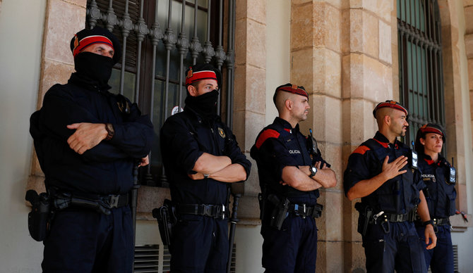 „Reuters“/„Scanpix“ nuotr./Pareigūnai šalia Katalonijos parlamento Barselonoje