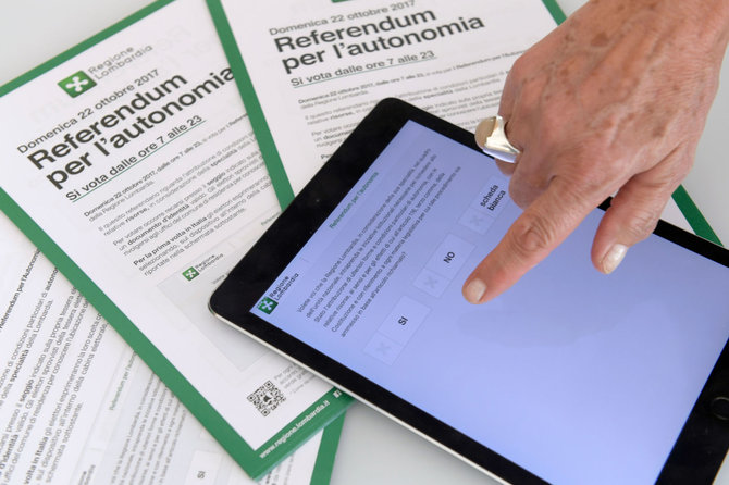 AFP/„Scanpix“ nuotr./Referendumui Lombardijoje nupirktas planšetinis kompiuteris
