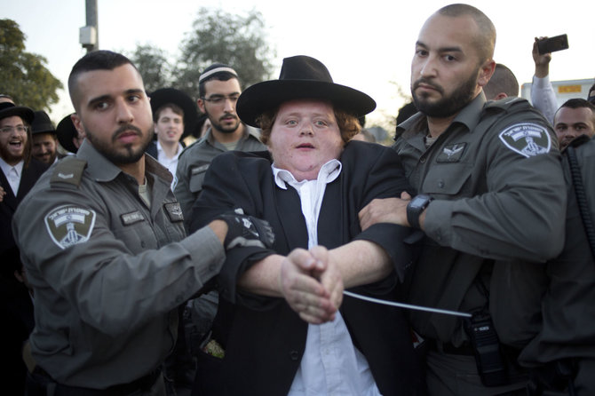„Scanpix“/AP nuotr./Izraelio ultraortodoksai protestavo prieš privalomąją karinę tarnybą