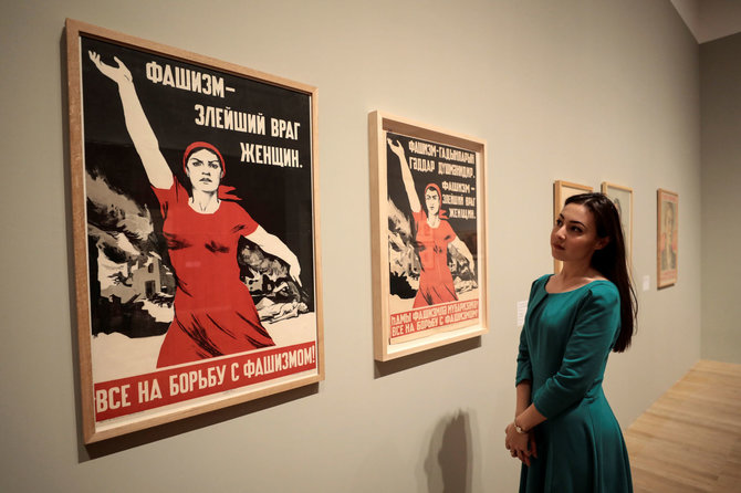 „Reuters“/„Scanpix“ nuotr./„Fašizmas – didžiausias moters priešas. Visi į kova su fašizmu!“ rašoma ant Ninos Vatolinos plakato.