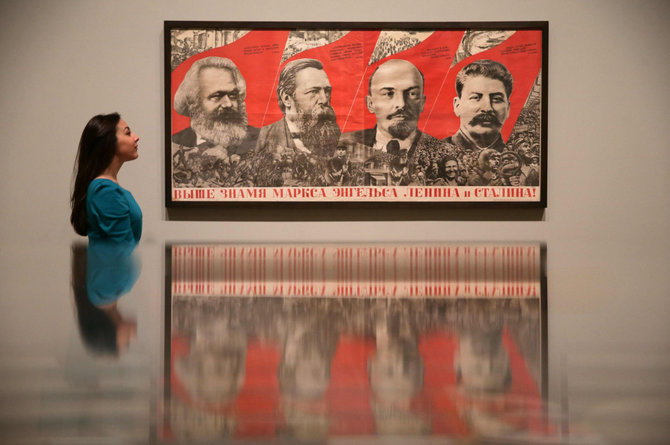 AFP/„Scanpix“ nuotr./Plakatas, kuriame vaizduojamas Karlas Marksas, Friedrichas Engelsas, Vladimiras Leninas ir Josifas Stalinas. 