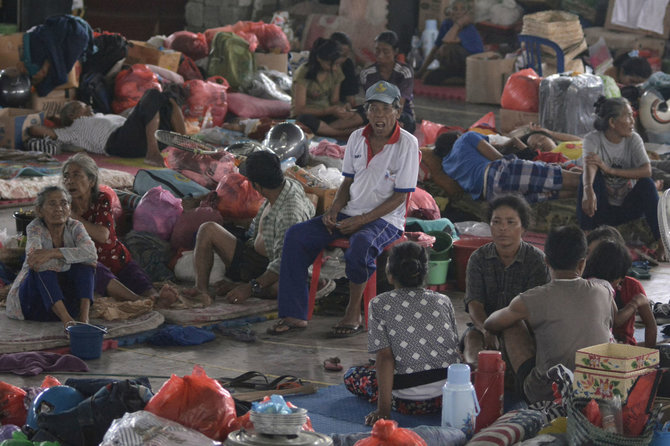 „Reuters“/„Scanpix“ nuotr./Balio gyventojai laikinoje prieglaudoje