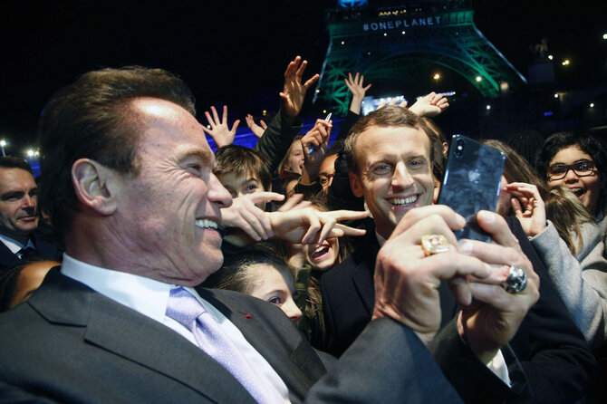 „Scanpix“/„SIPA“ nuotr./Arnoldas Schwarzeneggeris ir Emmanuelis Macronas