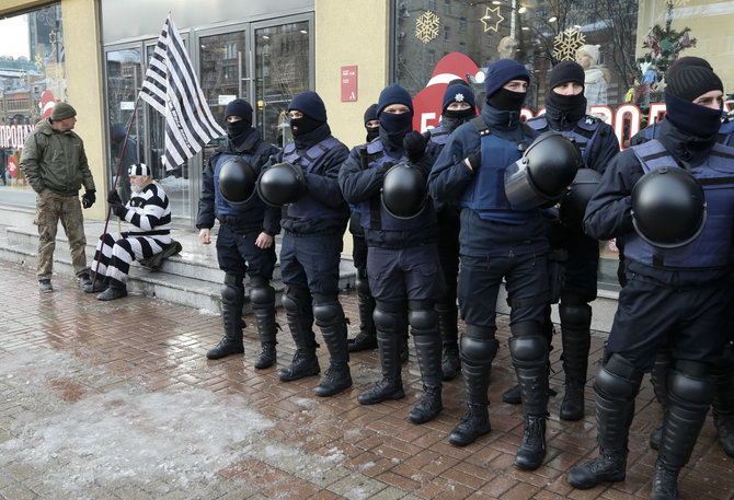 „Reuters“/„Scanpix“ nuotr./Riaušių policijos pareigūnai šalia teismo, į kurį buvo atvestas Michailas Saakašvilis