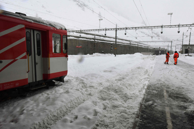 AFP/„Scanpix“ nuotr./Gausus sniegas Šveicarijos Alpių kurorte Cermate