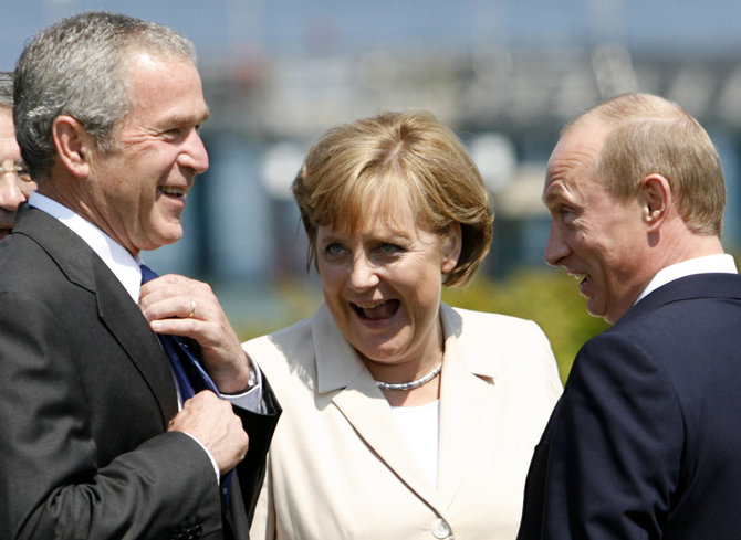 „Reuters“/„Scanpix“ nuotr./George'as W. Bushas, Angela Merkel, Vladimiras Putinas