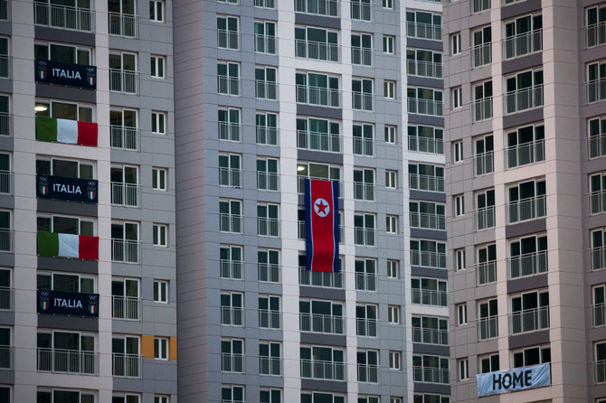 „Scanpix“/AP nuotr./Šiaurės Korėjos vėliava olimpiniame miestelyje