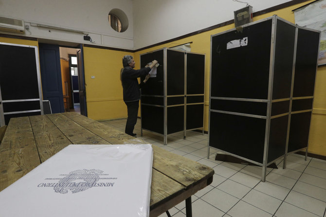 „Scanpix“/AP nuotr./Balsavimo kabinos Italijoje