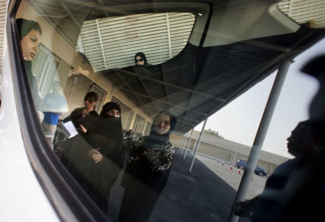 „Scanpix“/AP nuotr./Saudo Arabijos moterys mokosi vairuoti