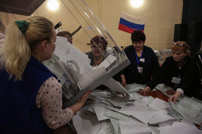 AFP/„Scanpix“ nuotr./Simferopolyje skaičiuojami balsai