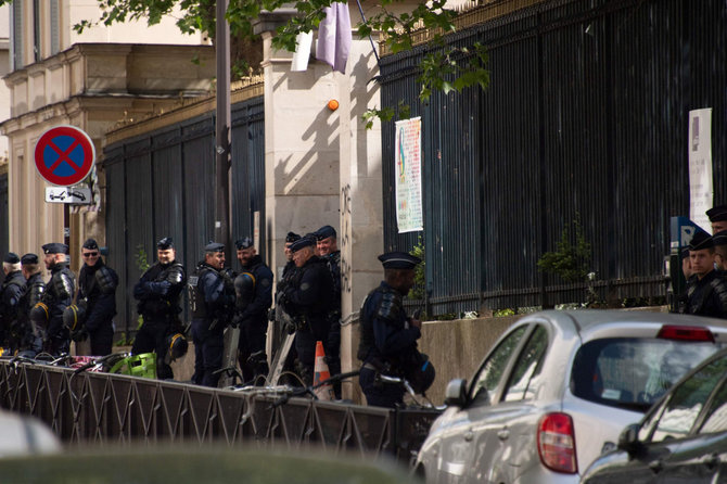 AFP/„Scanpix“ nuotr./Policija prie „Ecole Normale Superieure“ universiteto Paryžiuje