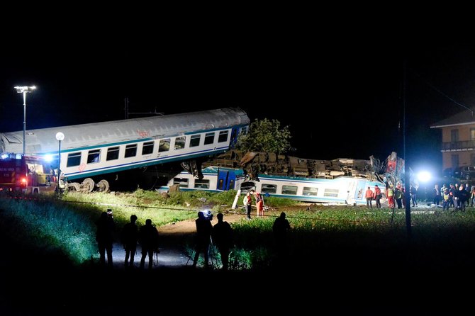 AFP/„Scanpix“ nuotr./Italijoje traukiniui įsirėžus į Lietuvoje registruotą sunkvežimį žuvo du žmonės
