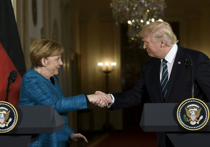 AFP/„Scanpix“ nuotr./Angela Merkel ir Donaldas Trumpas