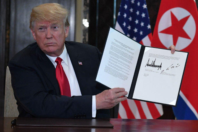 AFP/„Scanpix“ nuotr./Kim Jong Unas ir Donaldas Trumpas pasirašė istorinį dokumentą
