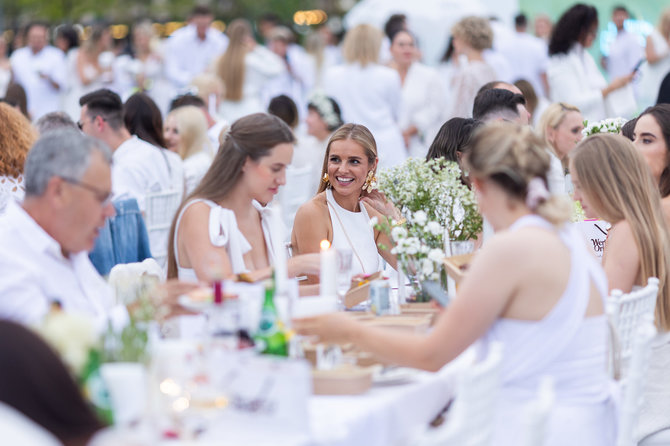 Roberto Riabovo / BNS nuotr./Baltoji vakarienė „Le Diner en Blanc“ Vilniuje