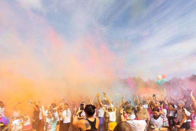 Roberto Riabovo / BNS nuotr./„The Color Run“ bėgimas Vingio parke