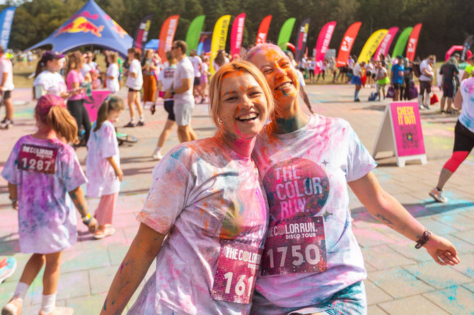 Roberto Riabovo / BNS nuotr./„The Color Run“ bėgimas Vingio parke