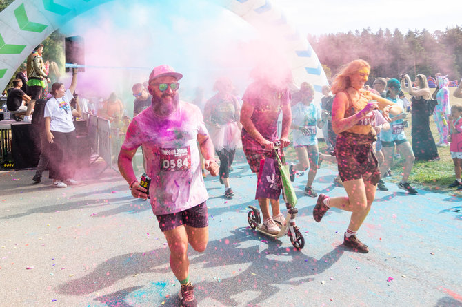 Roberto Riabovo / BNS nuotr./„The Color Run“ bėgimas Vingio parke