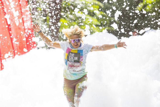 Roberto Riabovo / BNS nuotr./„The Color Run“ bėgimas Vingio parke